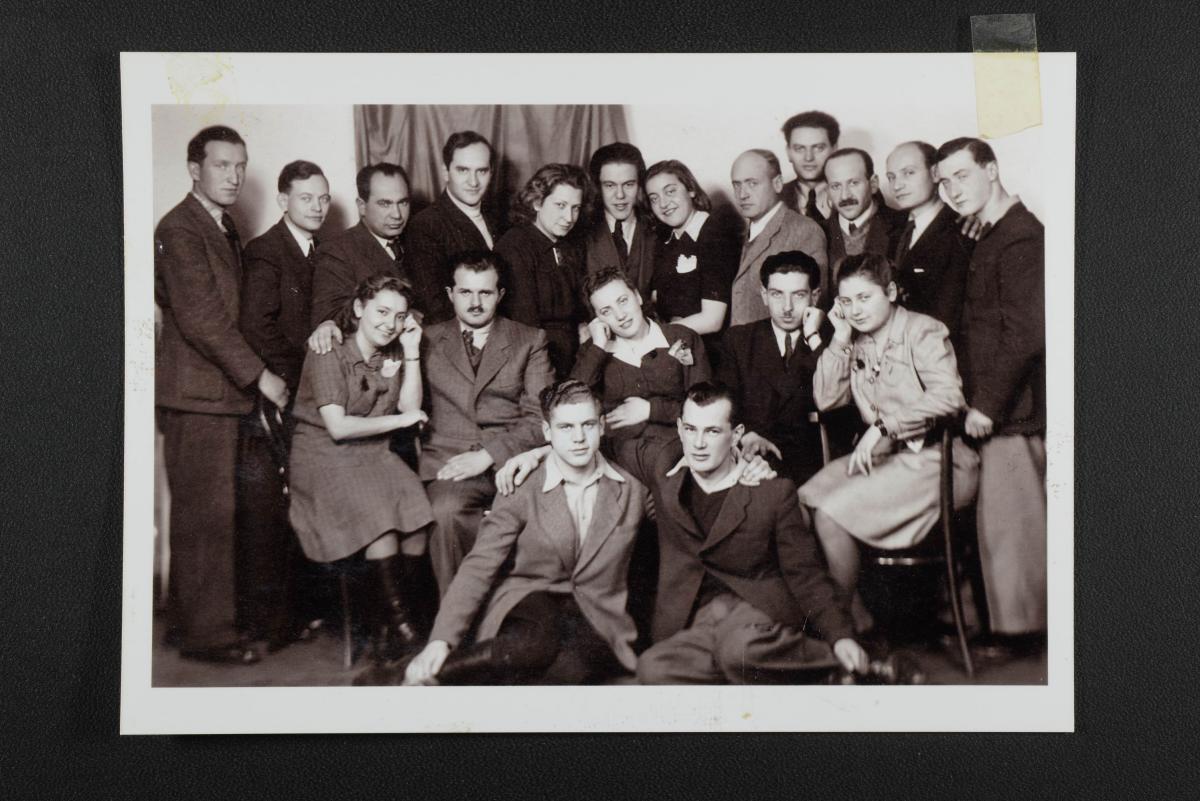 חברים בנאשה גרופה עם חברי הנוער הציוני מהונגריה. בודפשט, 1943. ארכיון יד ושם